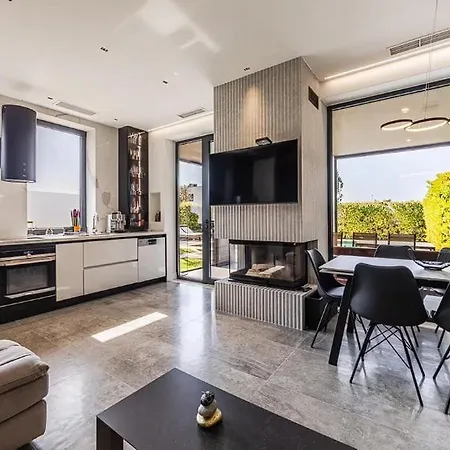 Discover An Exclusive Seaside Retreat !