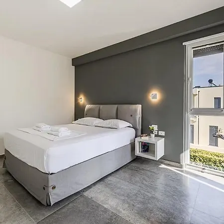 Discover An Exclusive Seaside Retreat ! Πανσιόν Plazhi San Pietro