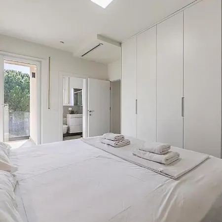 Discover An Exclusive Seaside Retreat !