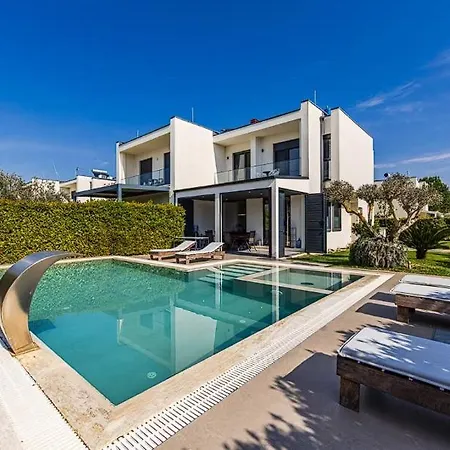 Discover An Exclusive Seaside Retreat !